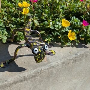Yard art lizard #1